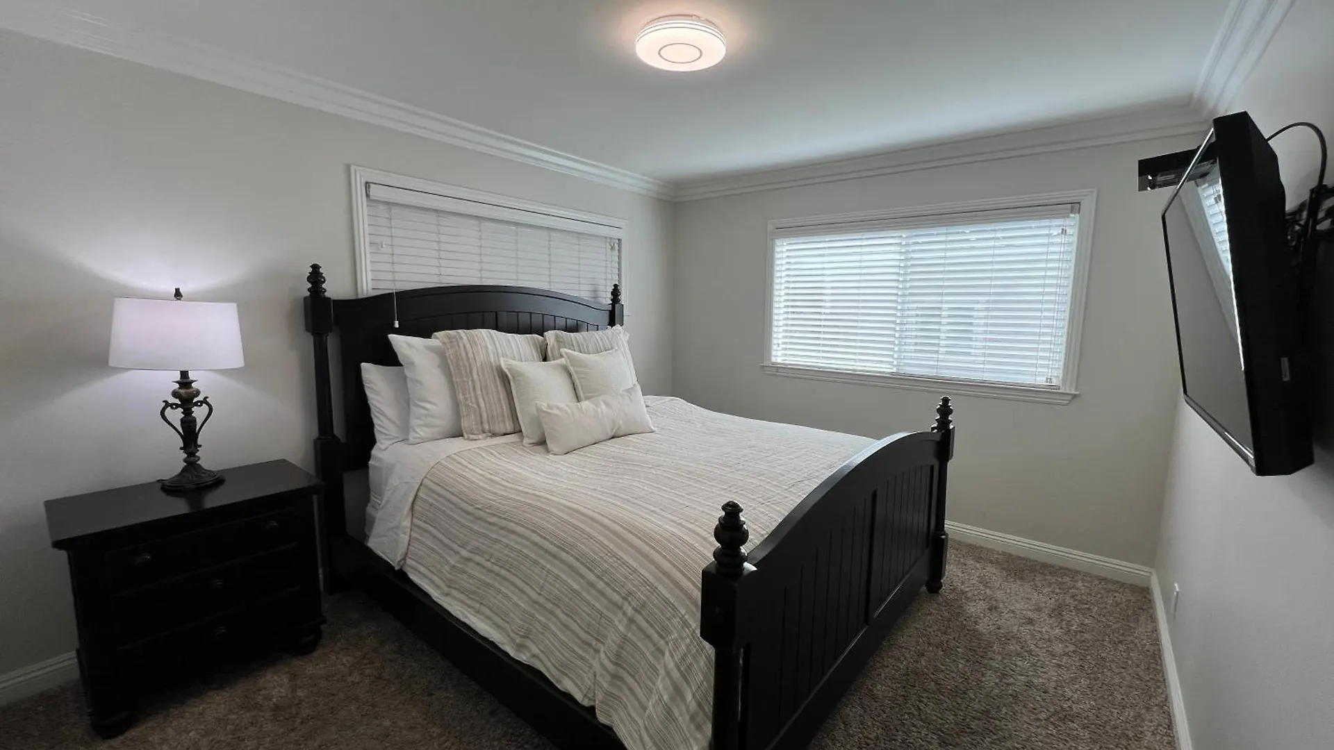 Dazzling 5 Bedroom Pool Home 1/4 Mile To Disney Anaheim Сasa de vacaciones