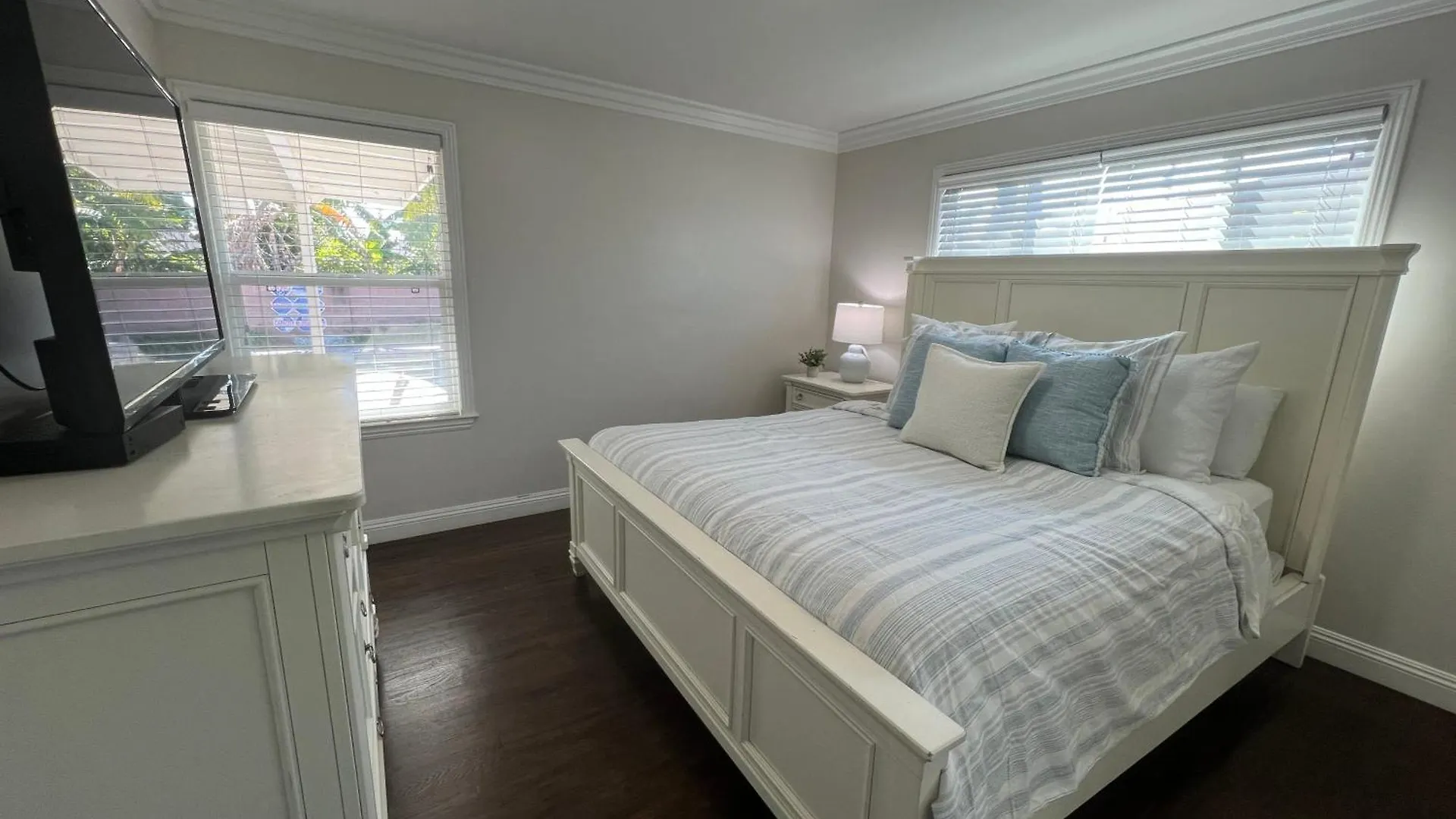 Dazzling 5 Bedroom Pool Home 1/4 Mile To Disney Anaheim 0*,  Estados Unidos
